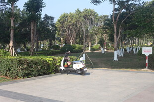 湛江公园内的休闲摩托车