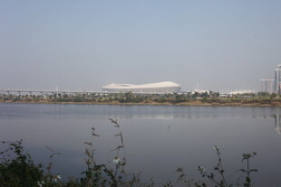 湛江湖畔远景中的现代建筑景观