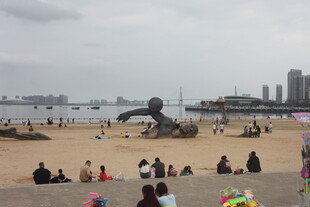 湛江海滨沙滩上的休闲人群