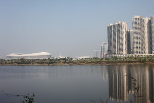 湛江湖畔高楼景观