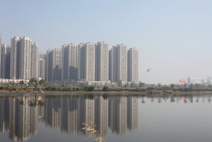 湛江湖畔高楼倒影美景
