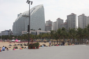 湛江海滨城市沙滩与高楼景观
