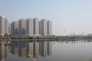湛江湖畔高楼倒影美景