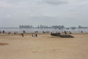 湛江海滨沙滩上的休闲人群