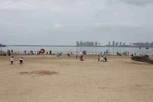 湛江热闹的城市海滨沙滩景象