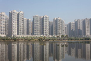 湛江湖畔高楼林立的城市景观