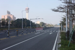 湛江城市空旷道路与远处建筑