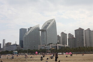 湛江海滨城市景观 人群漫步沙滩