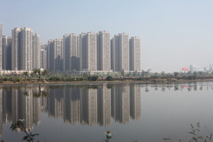 湛江湖畔高楼林立的城市景观