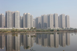 湛江湖畔高楼倒影景观