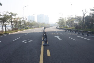 湛江空旷道路上的骑行者
