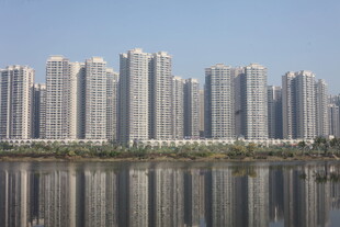 湛江湖畔高楼林立的城市景观