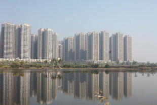 湛江湖畔高楼林立的城市景观