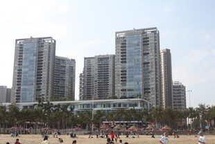湛江海滨城市高楼与热闹沙滩
