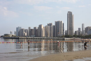 湛江海滨城市天际线与沙滩景象