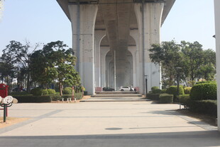 湛江宏伟桥梁下的开阔步道