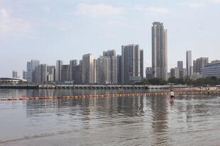 湛江城市河畔高楼景观