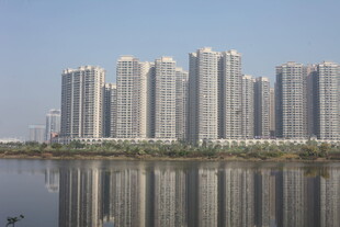 湛江湖畔高楼群 城市天际线