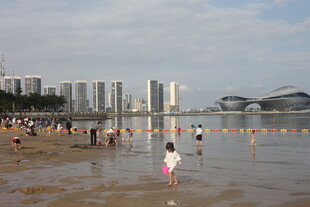 湛江海滨沙滩上的欢乐人群