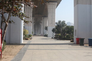 湛江宽敞整洁的户外建筑通道