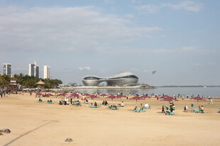 湛江海滨沙滩上的欢乐休闲场景