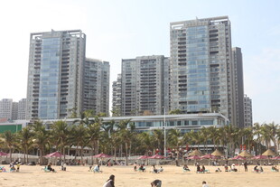 湛江海滨城市热闹沙滩与高楼