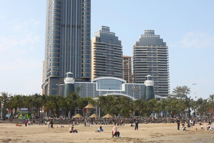湛江海滨城市沙滩与摩天大楼