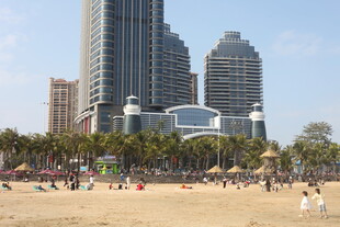 湛江海滨城市沙滩热闹景象