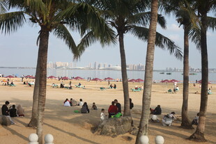 湛江热闹的海滨沙滩休闲场景