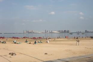 湛江热闹沙滩上的休闲场景