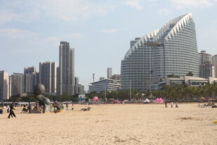 湛江海滨城市沙滩与现代建筑