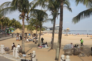 湛江热闹的海滨沙滩休闲场景