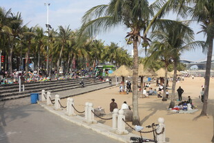 湛江海滨休闲场景 众人惬意时光