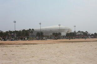 湛江海滨旁的大型建筑景观