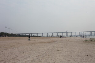 湛江沙滩上远眺跨海大桥