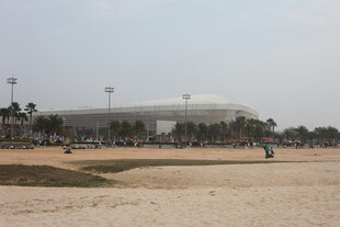 湛江海滨旁的大型建筑景观