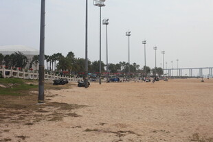 湛江海滨沙滩旁的路灯与车辆