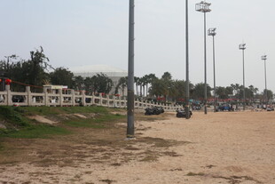 湛江沙滩旁的路灯与围栏景观