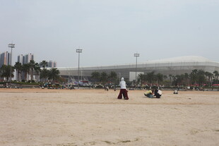 湛江沙滩上的休闲人群