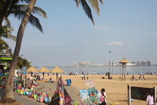 湛江热闹的海滨沙滩游玩场景