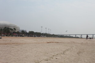 湛江沙滩风光 远处有人与建筑