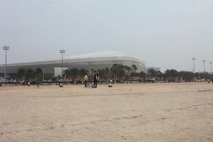 湛江沙滩上的体育场远景