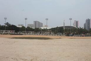 湛江城市边的开阔沙滩景观