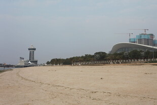 湛江空旷沙滩与远处瞭望塔