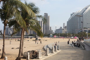 海滨城市的休闲沙滩风光