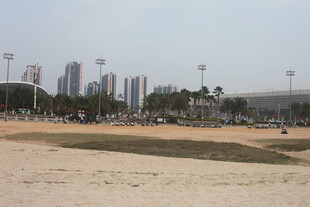 湛江城市沙滩上的热闹景象