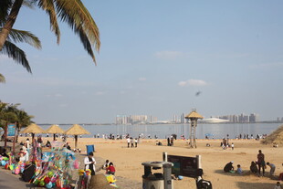 湛江热闹的海滨沙滩休闲场景