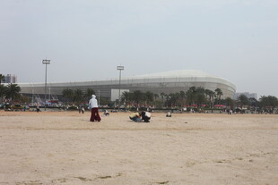 沙滩上的休闲场景