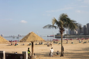 湛江城市沙滩上的休闲场景