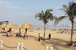 湛江热闹的海滨沙滩休闲场景